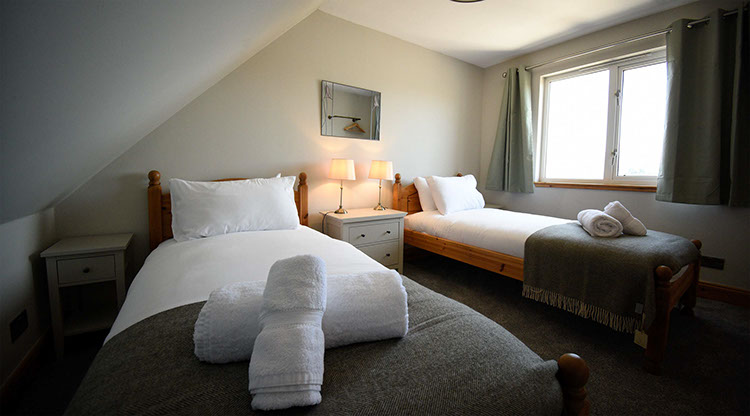 Our self catering accommodation cottage located near Portree contains twin beds with sea views