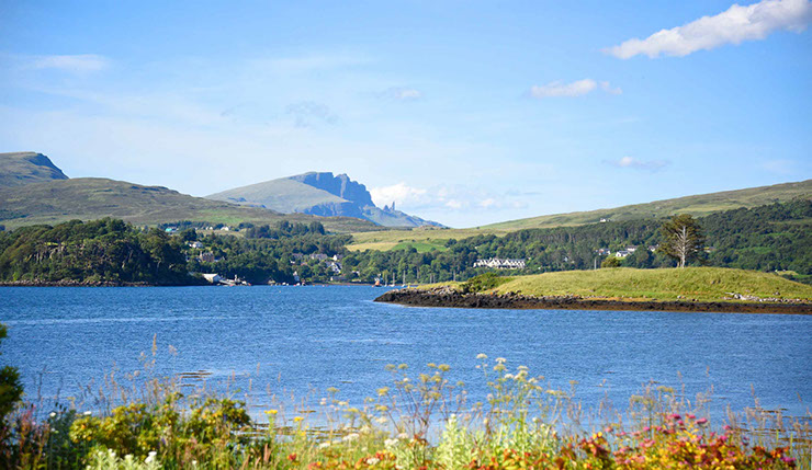 Caberfeidh Boat House looks on to amazing sea and mountain views of the Isle of Skye