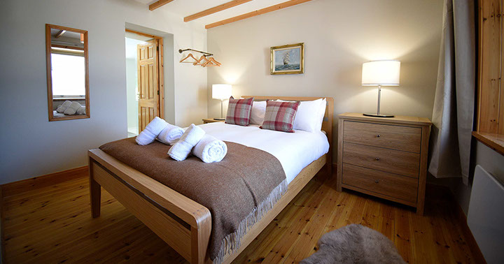 Caberfeidh Boat House self catering accommodation with sea views of Portree Bay and comfortable double beds