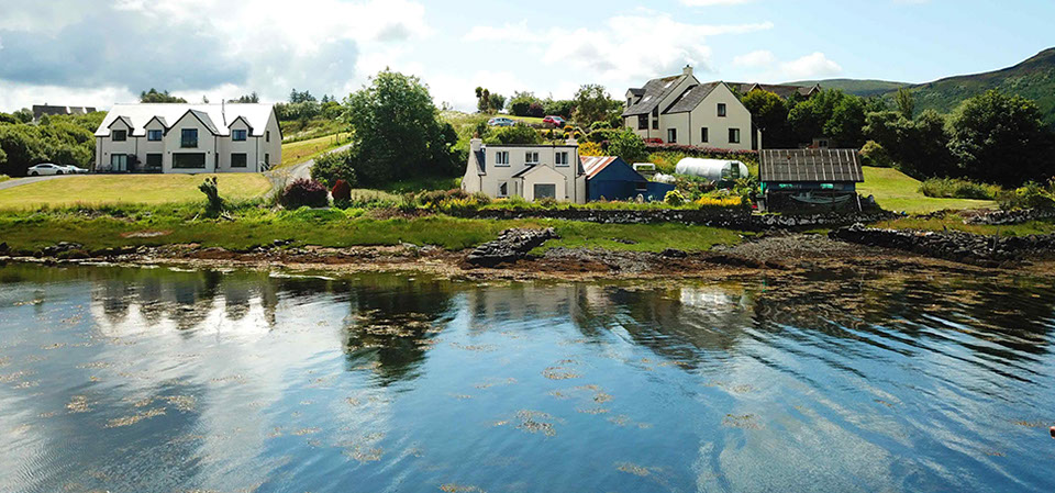 Caberfeidh Boat House is nestled on the shores of Loch Portree with sea views of Loch Portree