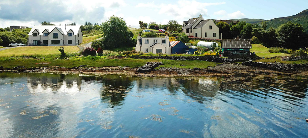 Caberfeidh Boat House is located near Portree on the Isle of Skye with sea views and is a peaceful area