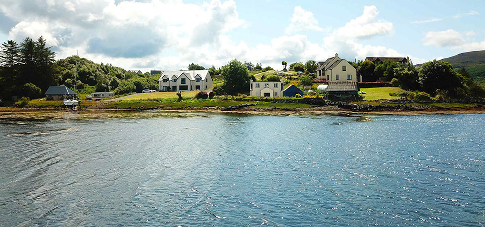Caberfeidh Boat House is a self catering accommodation located near Portree with amazing sea and mountain views