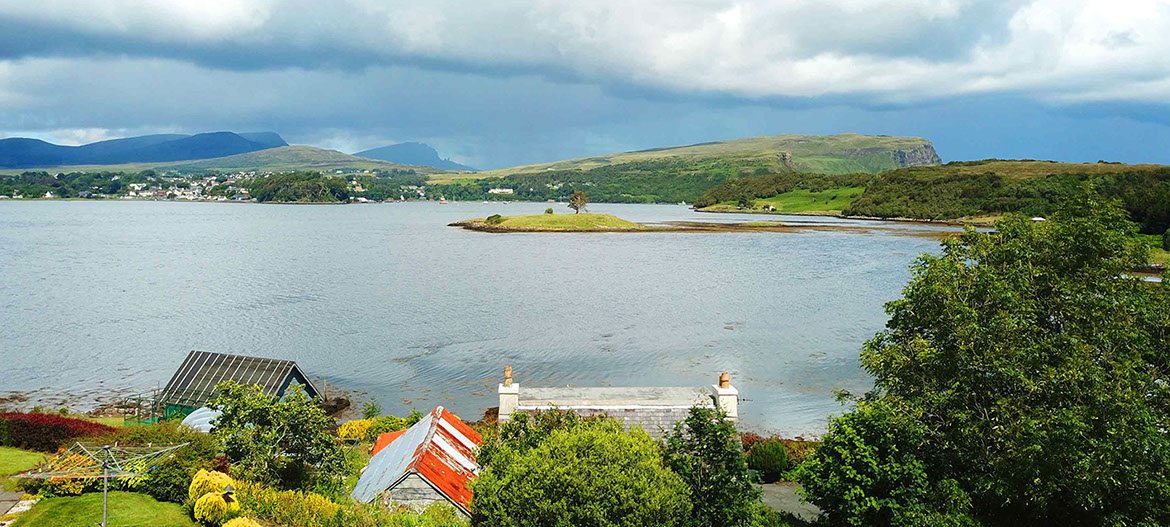 Caberfeidh Boat House is located near Portree on the Isle of Skye looking on to amazing sea and mountain views 