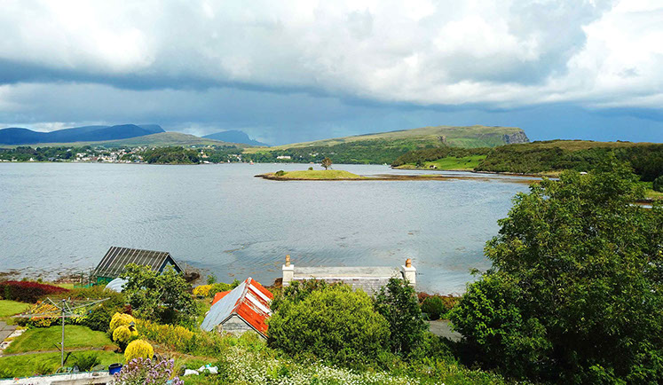 Caberfeidh Boat House is located near Portree on the Isle of Skye looking on to amazing sea and mountain views 