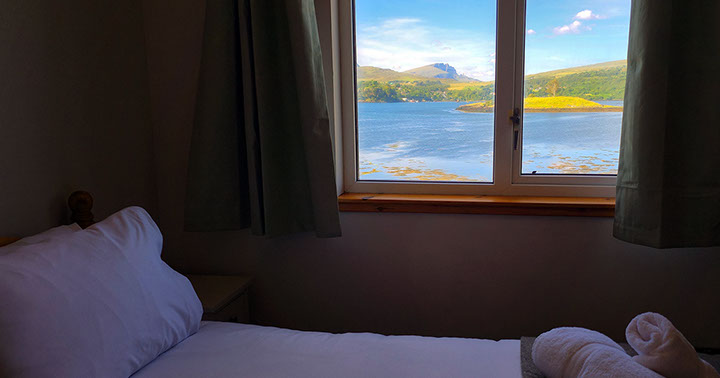 Caberfeidh Boat House contains a comfortable twin room with sea views of Loch Portree and is located in a peaceful area