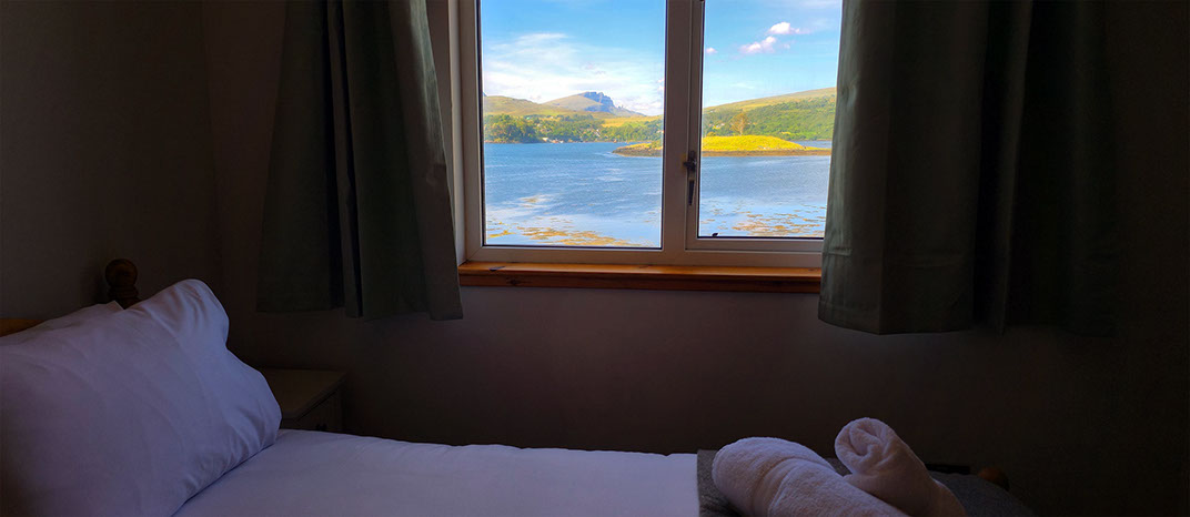 Caberfeidh Boat House contains a comfortable twin room with sea views of Loch Portree and is located in a peaceful area