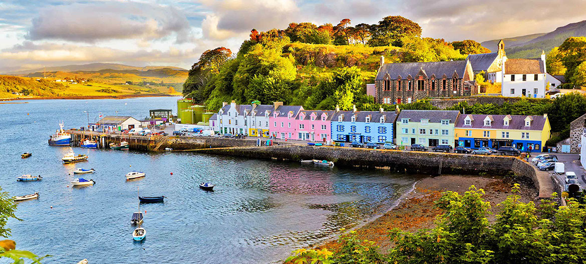 Caberfeidh Boat House is a self catering accommodation cottage with sea views located near Portree Harbour